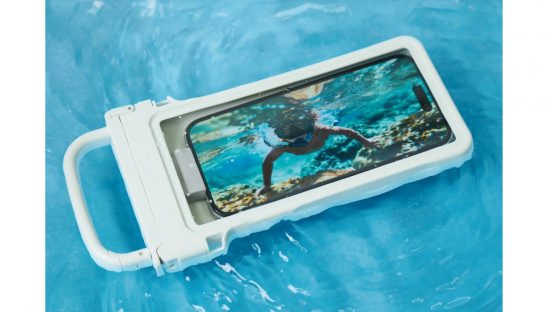 水中撮影もOK！ セミハードタイプのカラビナ付き防水スマホケース