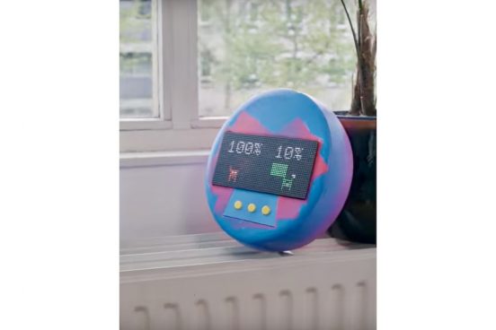 でかっ！ リアル生活版「たまごっち」をフランス人エンジニアが自作