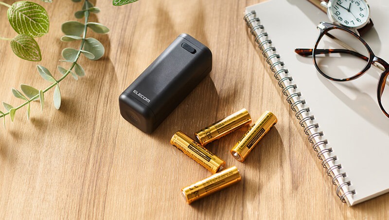 乾電池があればスマホ充電できる！ 防災グッズとしても活用できるエレコムの乾電池式モバイルバッテリー
