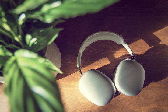「AirPods Max」、軽量版の開発が進行中!?