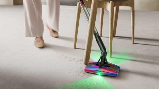 こんなに細いコードレス掃除機、見たことない!? スリムボディに最新テクノロジー凝縮、ダイソンの「Dyson PencilVac」