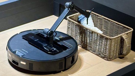 ロボット掃除機に「手」が生えた!? Roborock記者発表会でデモ披露の「Saros」新モデル、ロマンがあるぞ