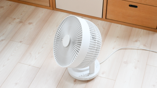 冷房をつけ始める前に準備したい、無印良品の「360度首振りするサーキュレーター」。部屋干しにも欠かせないぞ