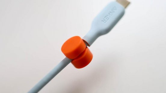 見てみぬふりしていた、床に伸びっぱなしの充電ケーブル。無印良品の「マグネットケーブルホルダー」でスッキリしたよ
