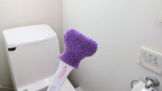 「使い捨て＆重曹入りスポンジ」がトイレ掃除のハードルを下げてくれた。ふち裏まピタッ！と届くよ