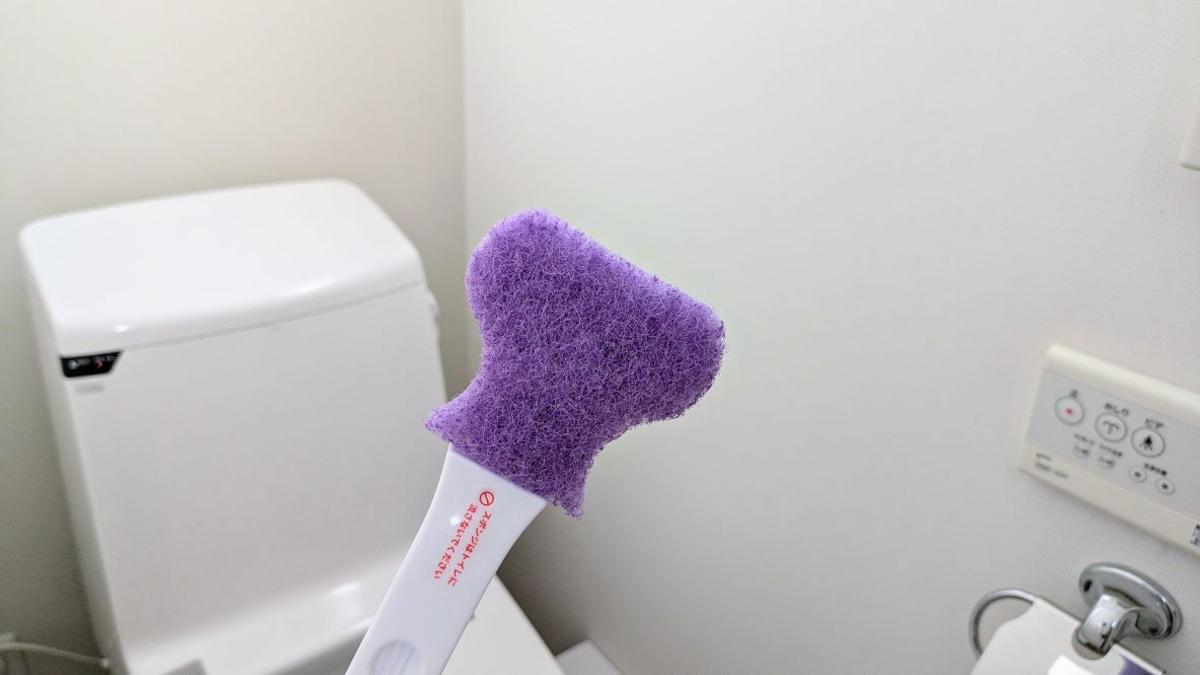 「使い捨て＆重曹入りスポンジ」がトイレ掃除のハードルを下げてくれた。ふち裏まピタッ！と届くよ