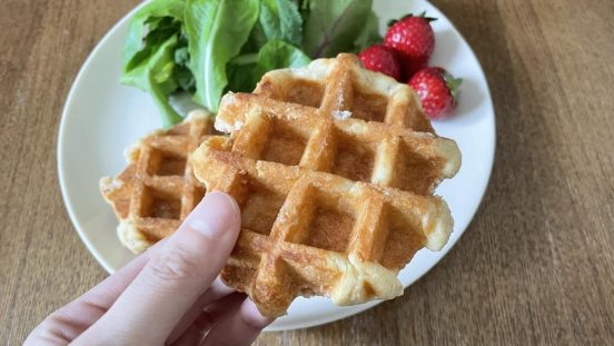 業務スーパー「ベルギーワッフル」は、1個40円台で本格的な味わい！ 忙しい朝にもありがたい理由とは