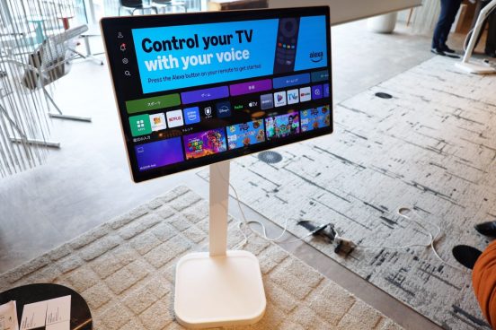 部屋中移動させて動画などを楽しめる！ 「LG Smart Monitor Swing」のMakuake先行販売が5月20日スタート