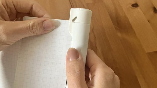 カッターとスティックのりが合体！ 切る＆貼るがひとつで完結するコレ、大人にこそ使ってほしい