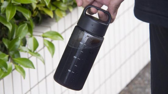 無印良品の290円で買える「メモリ付きボトル」を“外出時のコーヒー専用”で使ってます。 ひとやすみにピッタリなんだよね〜