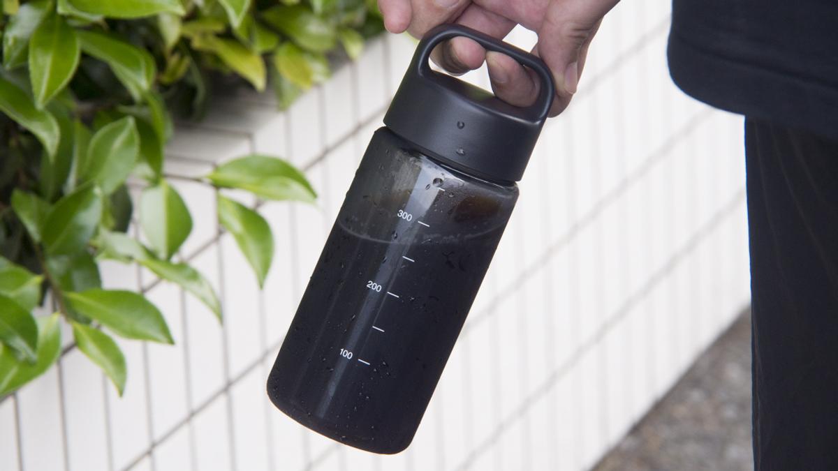 無印良品の290円で買える「メモリ付きボトル」を“外出時のコーヒー専用”で使ってます。 ひとやすみにピッタリなんだよね〜