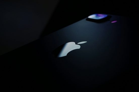 「折りたたみiPhone」、ついに2025年秋に生産開始？ でも発売は…