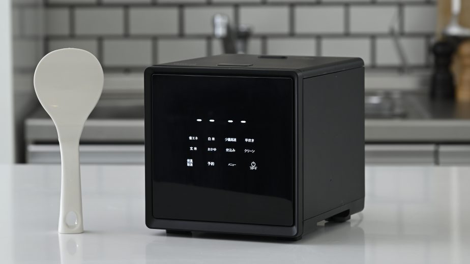 0.5合なら約23分で炊き上がる！ 山善「キューブ型炊飯器」最小モデルの2合炊き