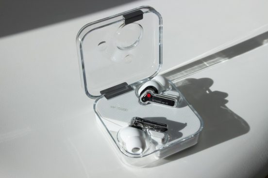 Nothing、初のオーバーイヤーヘッドホン「Headphone (1)」を7月1日発表へ