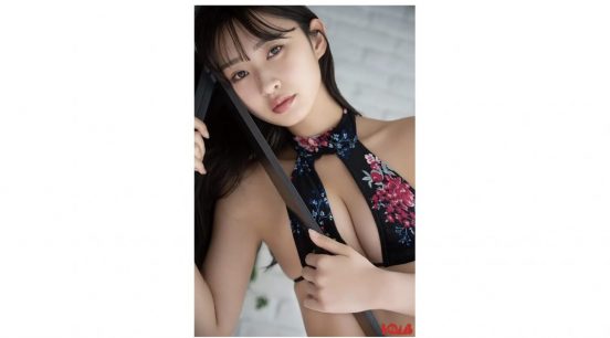 松本日向、美谷間あらわな変形ビキニショット披露