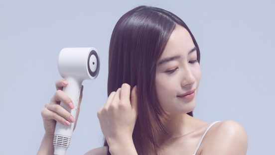 業界初！ 髪との距離を感知して温風と冷風を切り替えるFESTINO「ツヤニュアンス ドライヤー」