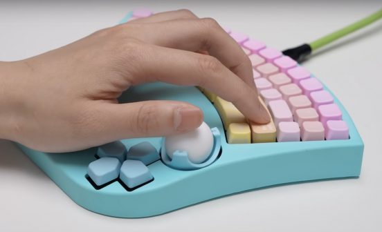 右手を失った娘のために。「片手用キーボード」が父の願いをかなえた