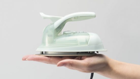 “ぬい活”のケアにも最適！ 細かいところまでシワが伸ばせる手のひらサイズの「ミニスチームアイロン」