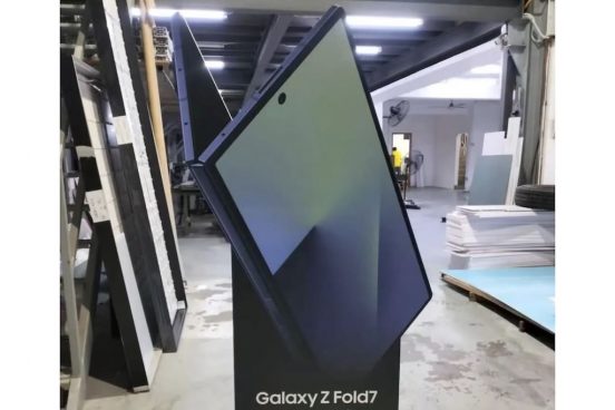 次期「Galaxy Z Fold7」、驚きの薄さを宣伝用スタンドで見せ付ける！