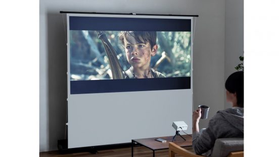 【工事不要】おうちで100インチ大画面が叶う！ 持ち運び楽々なパンタグラフ構造の自立式スクリーン