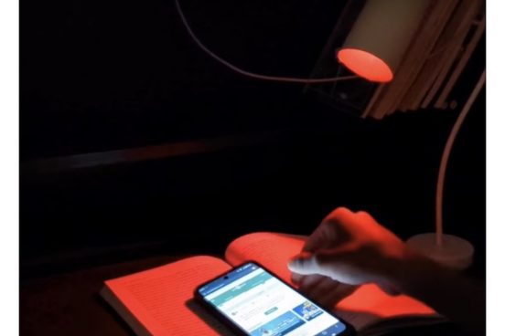 ギクッ！ 赤く光るデスクライトの珍しい機能とは？