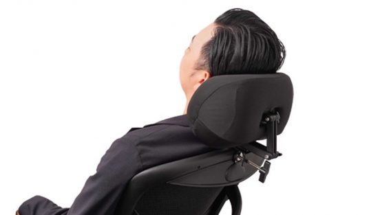 オフィスでのお昼寝に！ 後付けできる柔らかヘッドレスト「モチモ」