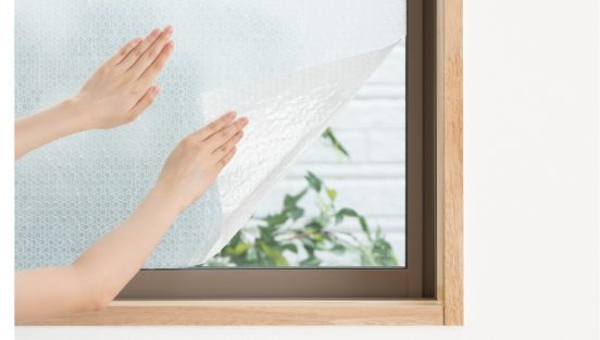 明るさはそのまま！ 貼るだけで窓の断熱性能を高める「夏冬兼用粘着断熱シート 小窓用」