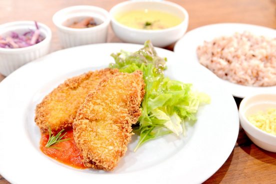 肉はもちろんチーズや刺身も植物で!? 理想のおいしさに肉薄する最新プラントベースフードの世界