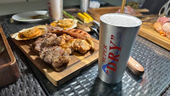猛暑の夜にこれ以上のごほうびある？屋上ビアガーデンでアサヒ「キンキン冷感タンブラー」の真価を味わう