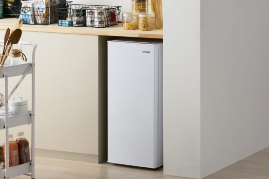買い物カゴ約1.3個分の大容量！ スキマに置けちゃうスリムな冷凍庫「スキマックス」に64Lモデル追加