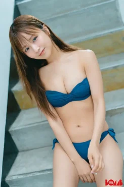 森脇梨々夏、チューブトップ水着でスレンダー美ボディ披露