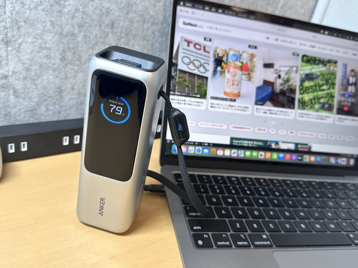 25000mAhの大容量「Ankerモバイルバッテリー」！ケーブル一体型、しかもガジェットを4台同時に充電できちゃう