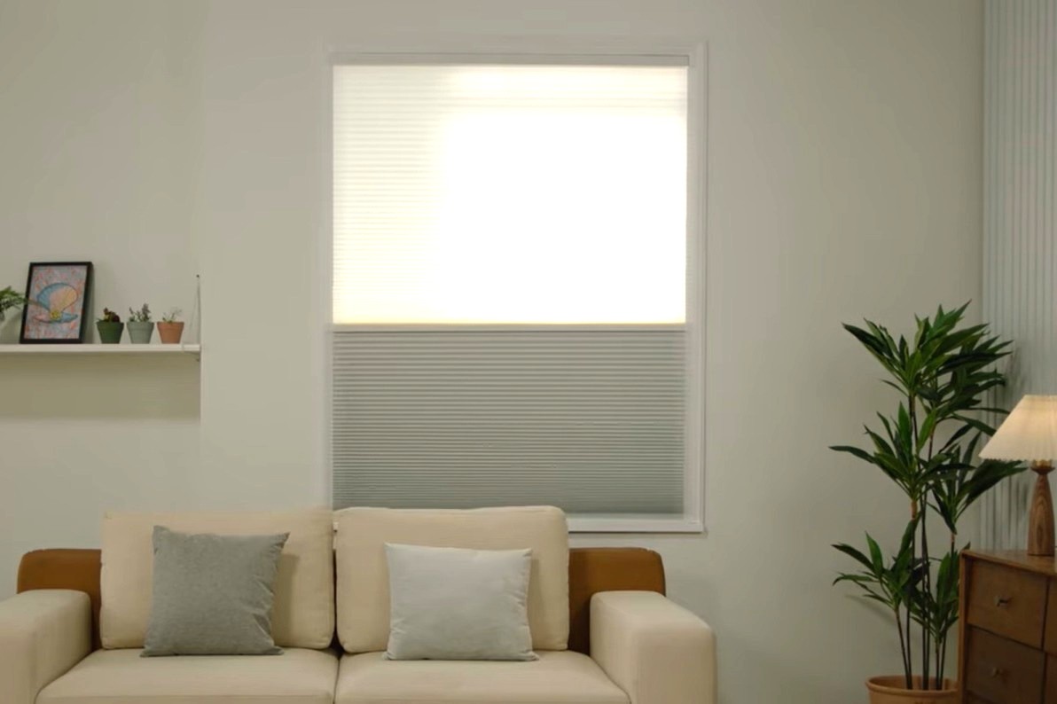 朝日で目覚める生活を実現する電動カーテン「Moodify電動ハニカムシェード」がMakuakeで先行販売