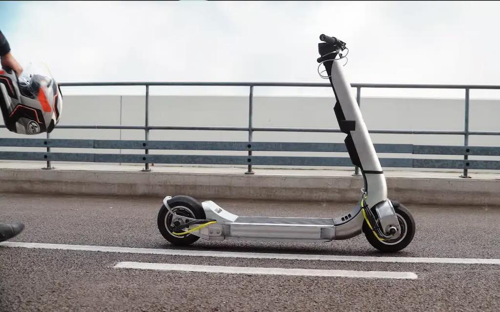 電動スクーターなのに時速135km？ 元F1のエンジニアが化け物を開発中
