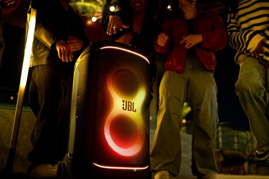 バレーボールコート2面分を1台でカバーできる大音量のワイヤレススピーカー「JBL PartyBox 520」