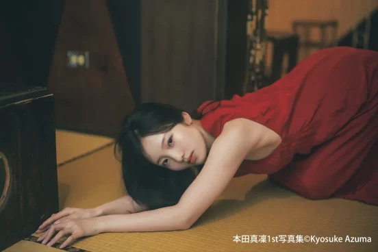 本田真凜、深紅のドレス姿で大人な表情　1st写真集「MARIN」先行カット公開