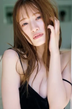 中田花奈、美谷間のぞくキャミソール姿でオトナの艶っぽさ全開