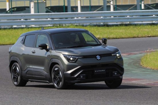 スズキ eビターラ試乗！ EV専用「ハーテクトe」採用の本格コンパクトSUVの走り・4WD・航続距離を徹底検証