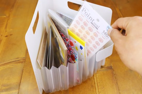 まさか食卓を飾るなんて…。子どもの片付け用「こまごまファイル」の大胆な使い方