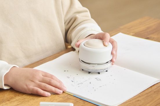 ワンプッシュで楽々おそうじ！ 大きなボタンで使いやすい「卓上クリーナーPUSH」