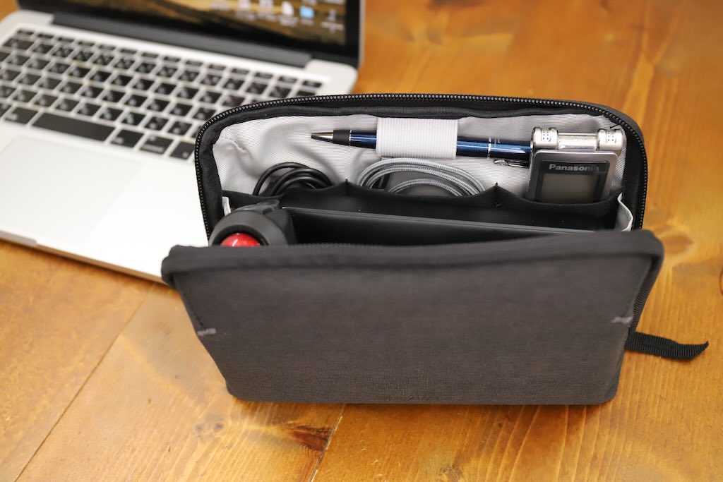 芯材の恐るべき働き…。ガジェットポーチ「BIZRACK（ビズラック）」の並外れた機能性