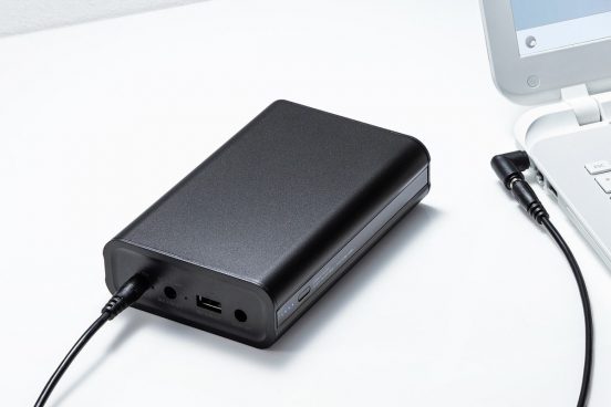 10種のプラグを標準付属！ 幅広い機種に給電できるノートPC用モバイルバッテリー