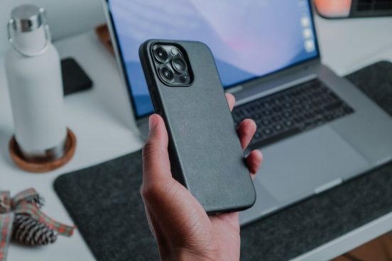次期「iPhone 17」、噂のリキッドシリコンケースはストラップホール付き？