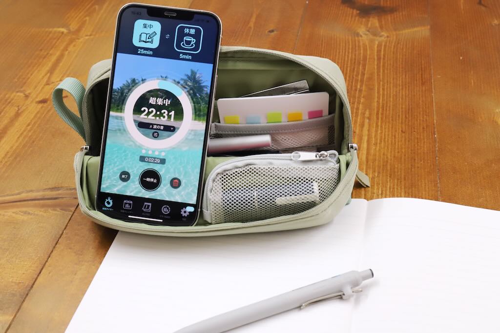 スマホが倒れないのはなぜ？ コクヨ「ツールペンケース＜カバコ＞（ハーフポケット）」の絶妙なバランス力