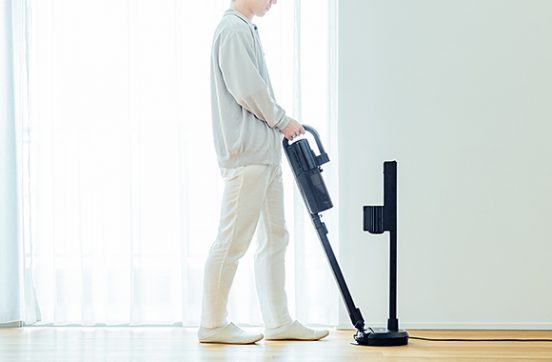 “紙パック派”に朗報！ 吸引力が低下しにくい三菱電機のスティック掃除機「ZUBAQ HC-JK2E」