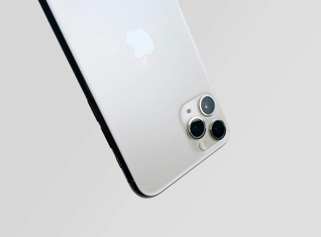 次期「iPhone 17 Air」、周囲だけを保護するバンパーケースを検討？