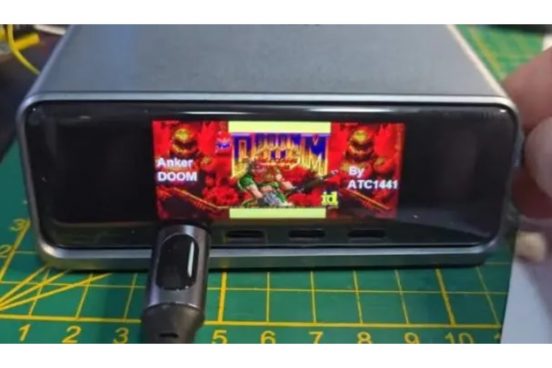 予想以上に遊べる？ 高性能充電器で『DOOM』が動作！