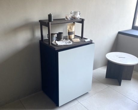 日立×カリモクの家具のように暮らしになじむ冷蔵庫「Chiiil MINIBAR（チールミニバー）」開発のこだわりとは