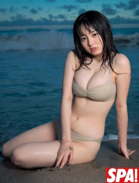 白濱美兎、濡れ髪ビキニ姿でふわふわ色白美ボディ披露