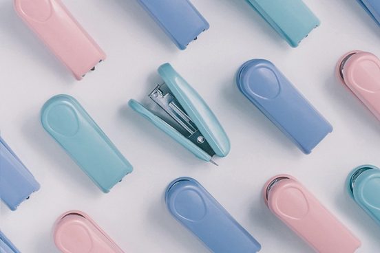 全長約5cmのコンパクトサイズ！ くすみカラーを採用したミニホッチキス「HD‑10P」